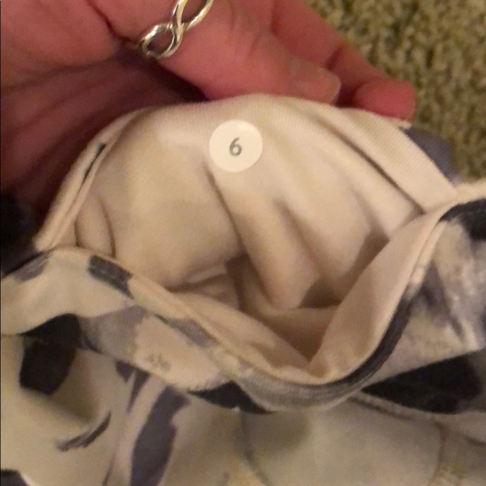 Lulu lemon cropped leggings size 6 - Picture 3 of 3